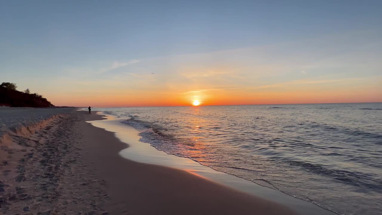 波兰Jastrzebia Gora波罗的海海滩上的日落视频素材