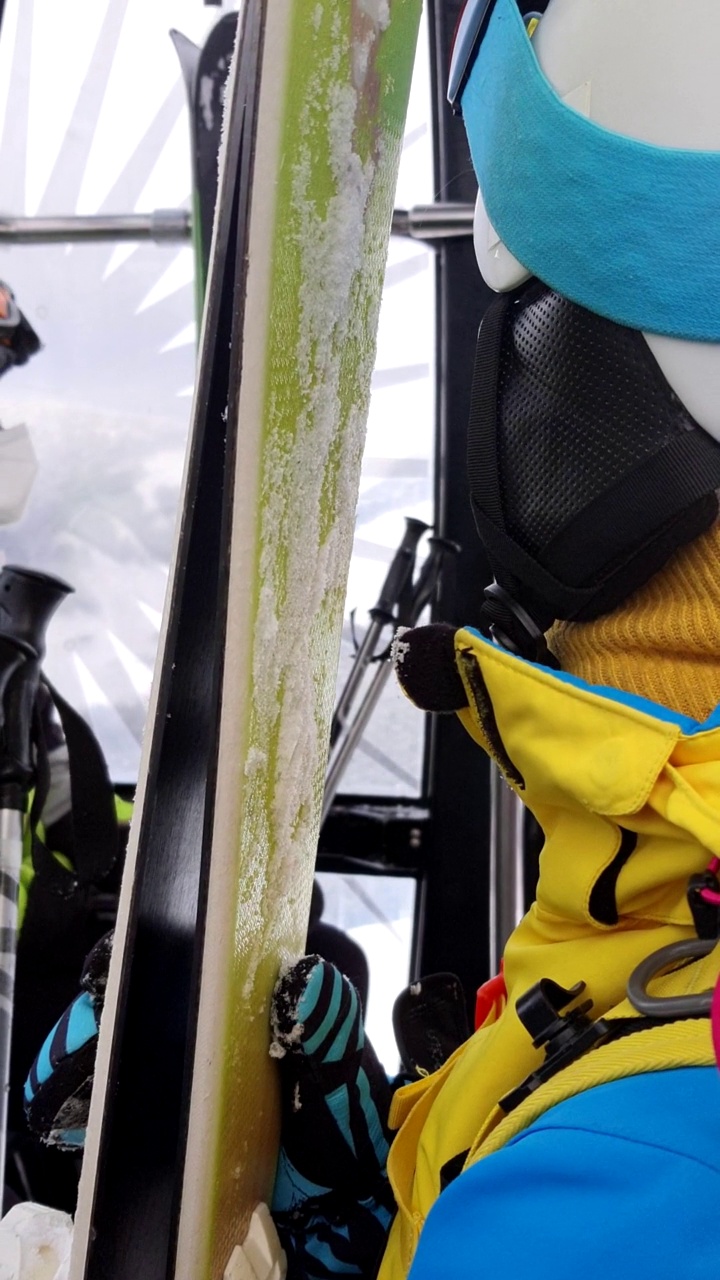 特写滑雪者在滑雪缆车舱视频素材