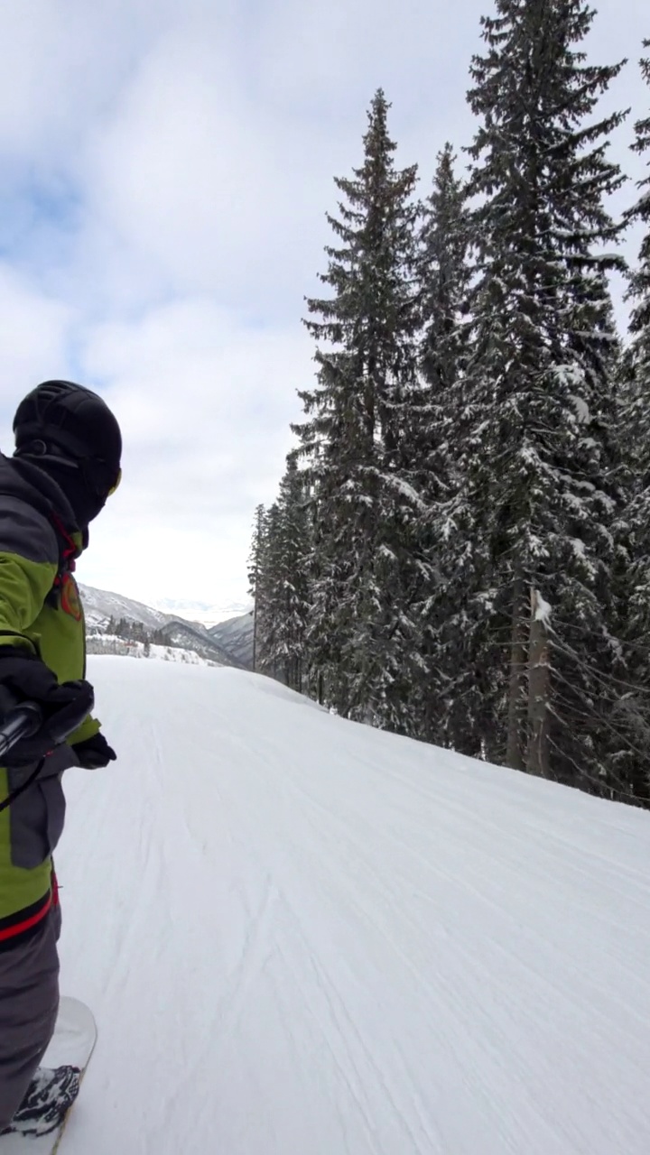 滑雪男子在斜坡上自拍视频素材