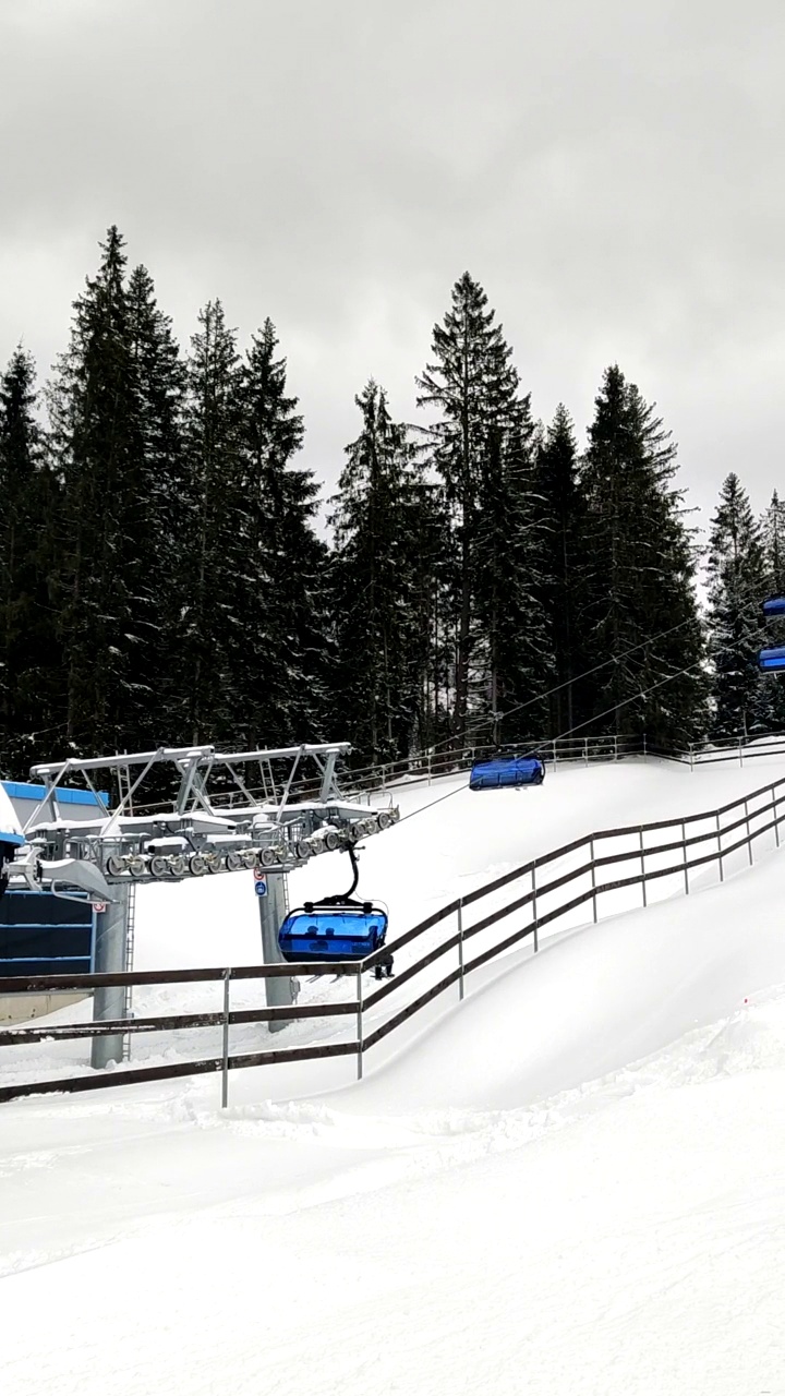 滑雪胜地冬季山上的缆车视频素材