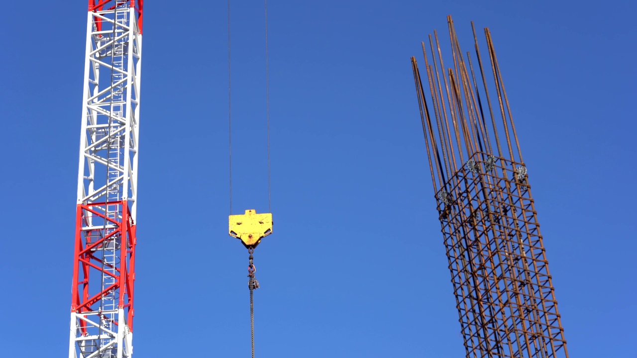 欧洲，意大利，米兰2021年2月-
一座新建筑的施工现场——正在施工的起重机和浇筑地基钢筋混凝土的铁柱——天际线视频素材