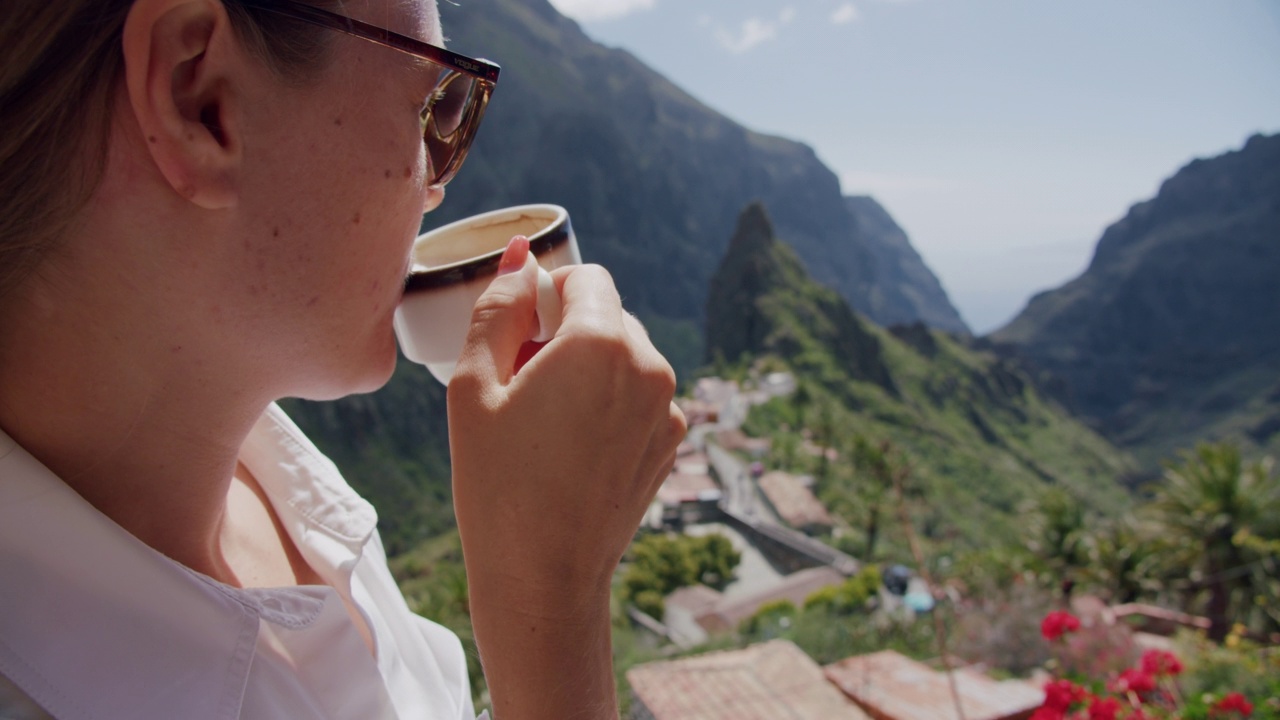 Masca峡谷。年轻女子喝着咖啡，欣赏着风景。特内里费岛，加那利群岛，西班牙视频素材