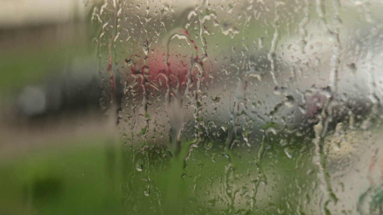 雨点落在窗户玻璃上视频素材