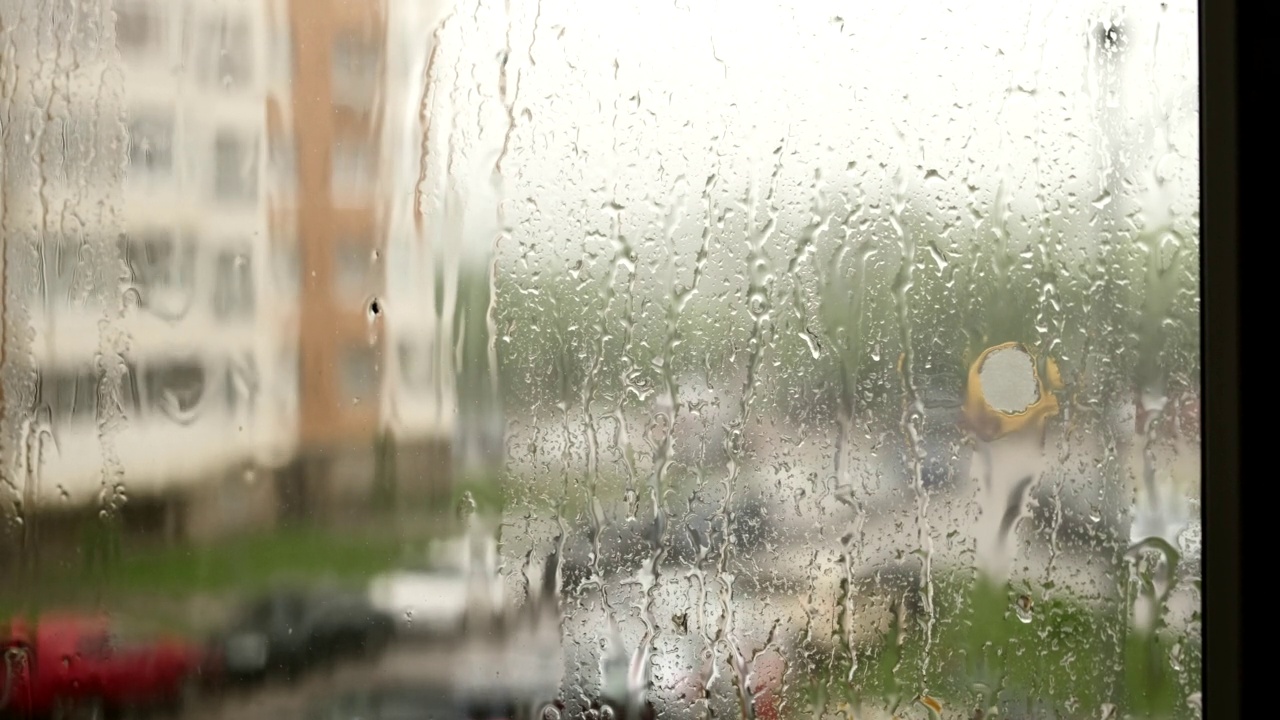 雨点落在窗玻璃上视频素材