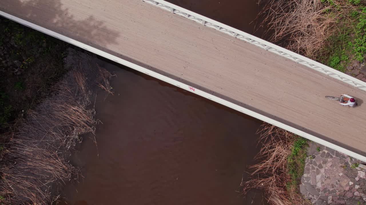 水上木桥的鸟瞰图。视频素材