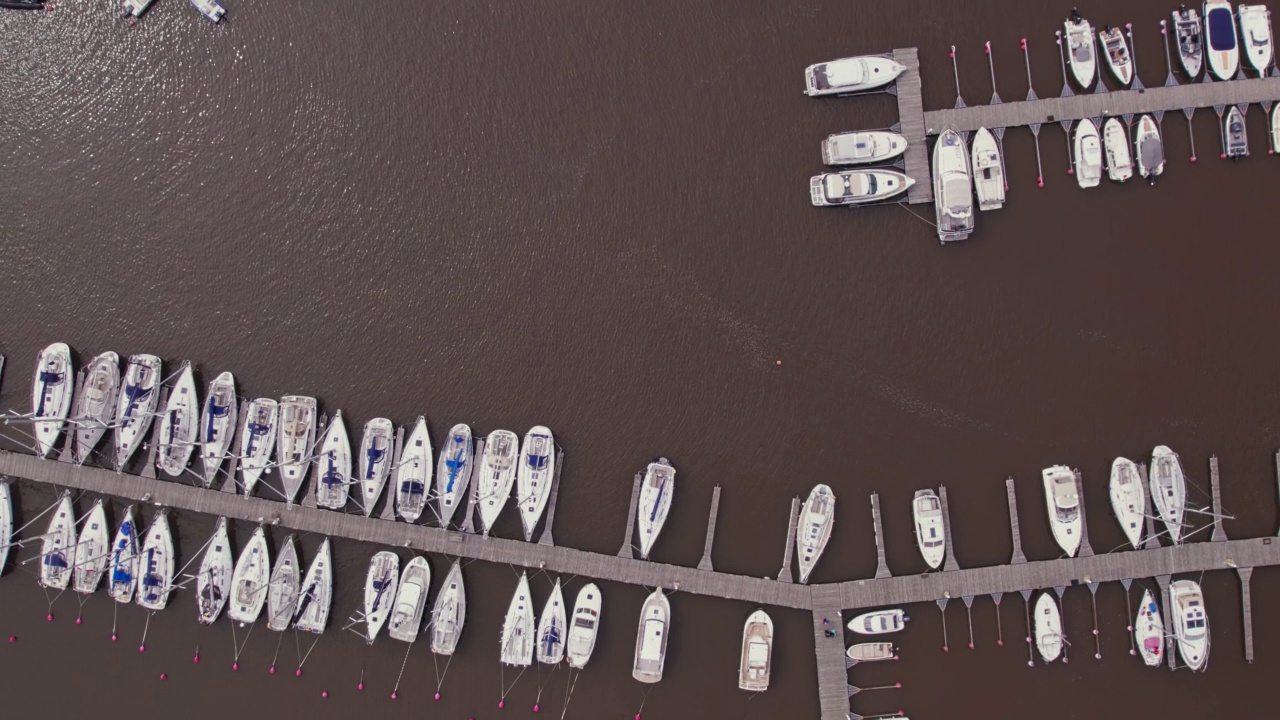 摄于芬兰埃斯波夏日的阿乌基拉蒂码头鸟瞰图视频素材