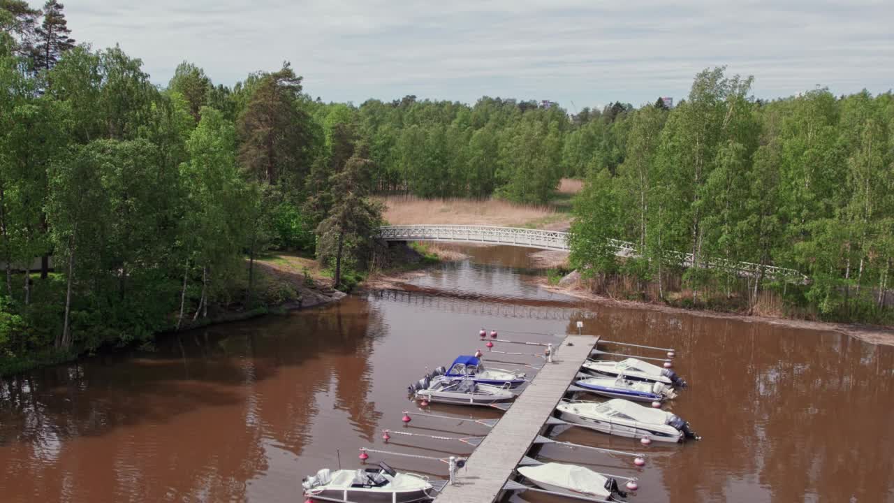 水上木桥的鸟瞰图视频素材