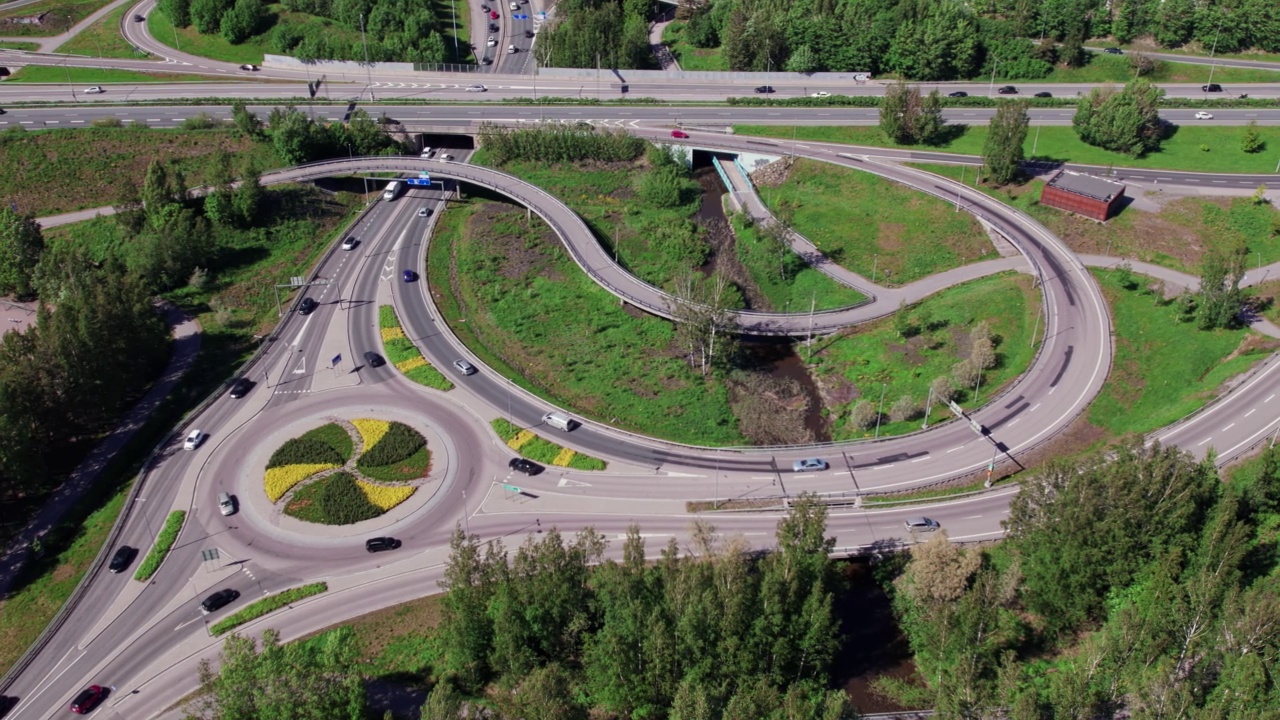 芬兰埃斯波西部高速公路的交通交汇处视频素材