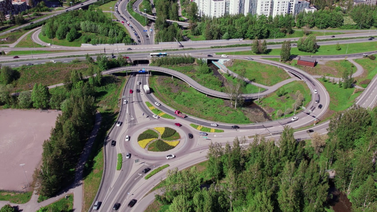 芬兰埃斯波西部高速公路的交通交汇处视频素材