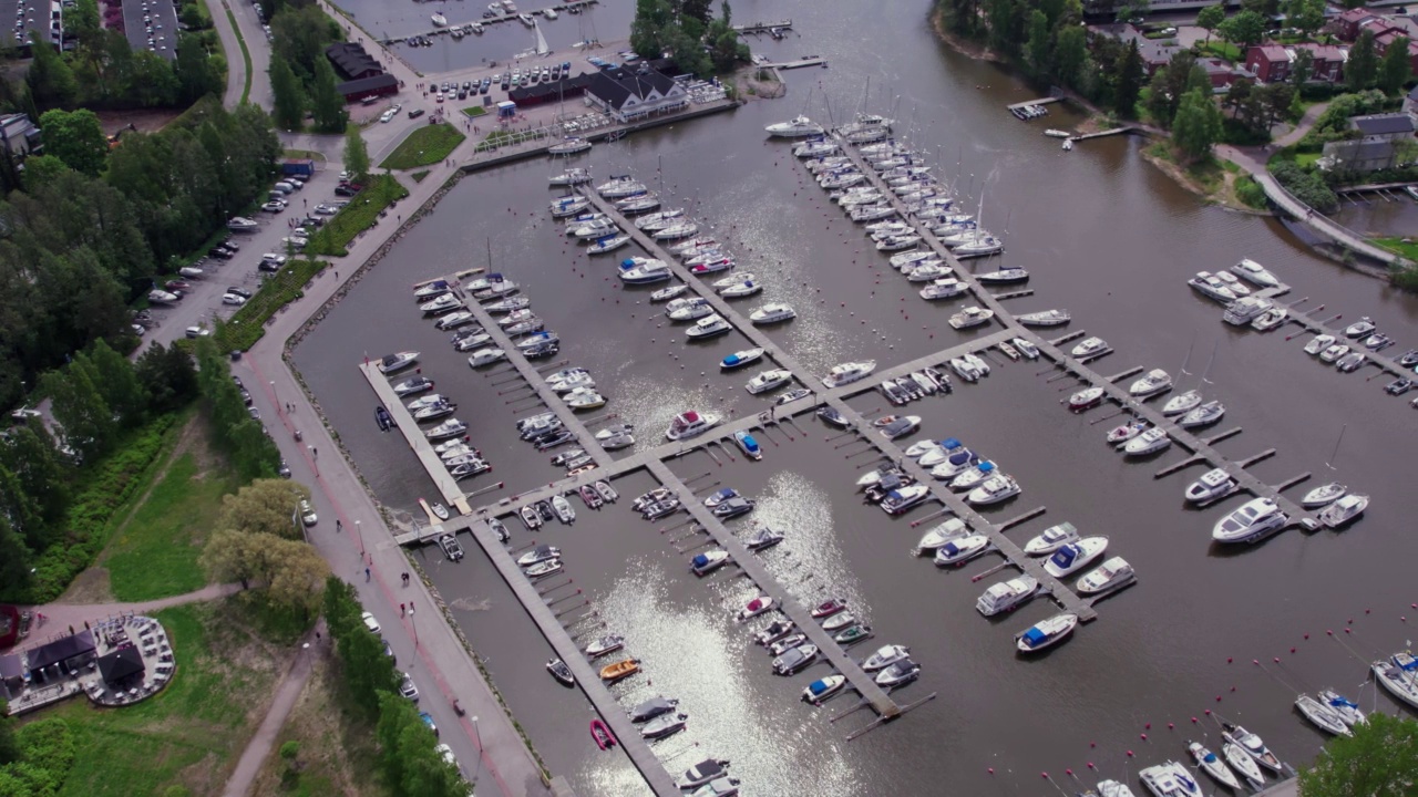 在波罗的海码头游艇的鸟瞰图，芬兰视频素材