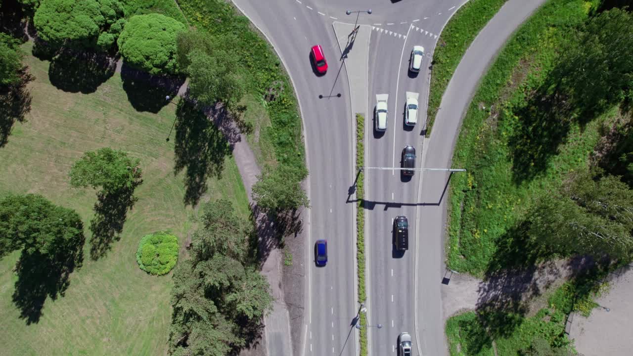 街道、环岛、人行天桥横跨十字路口视频素材