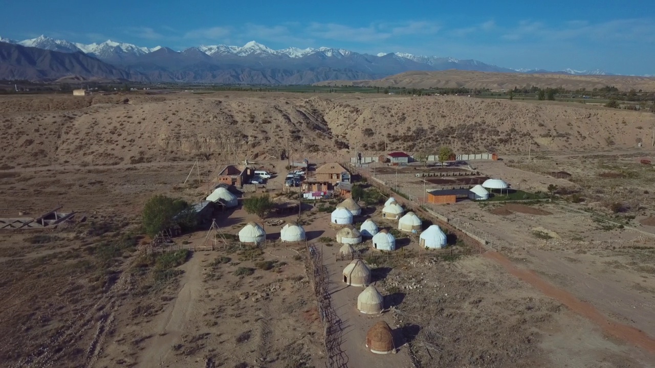 伊塞克库尔湖，传统吉尔吉斯风格的蒙古包视频素材