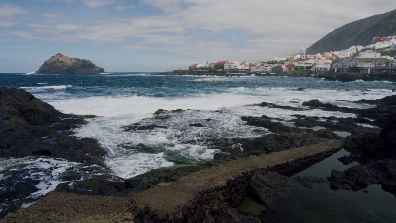 美丽的加拉奇科镇和火山海岸的海滨。特内里费。加那利群岛视频素材