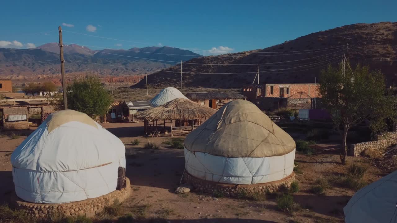 伊塞克库尔湖，传统吉尔吉斯风格的蒙古包视频素材