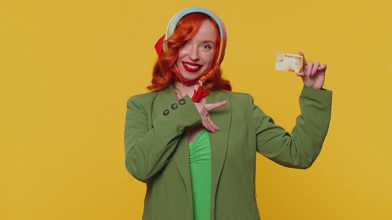 红发女孩展示塑料信用卡广告转账无现金网上购物视频素材