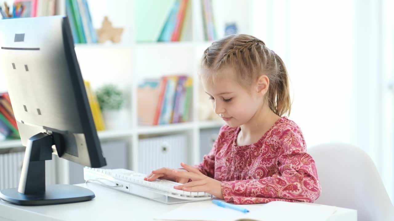 小女孩在电脑键盘上打字视频素材