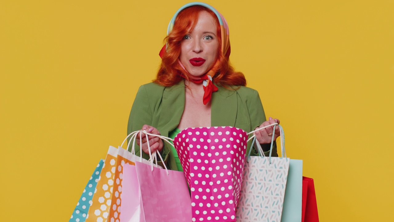 购物狂时髦的年轻女子展示购物袋，广告在假期打折低价视频素材