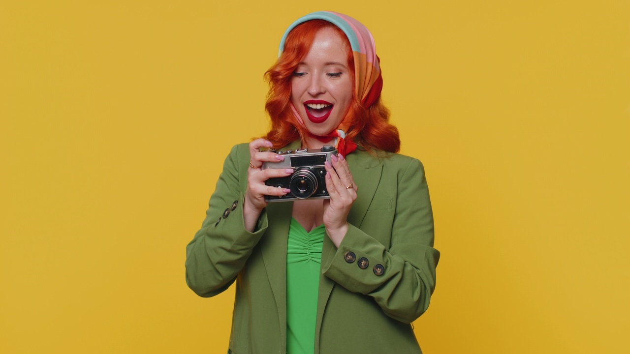 红发的年轻女游客摄影师用复古相机拍照，微笑着，度假度假视频素材