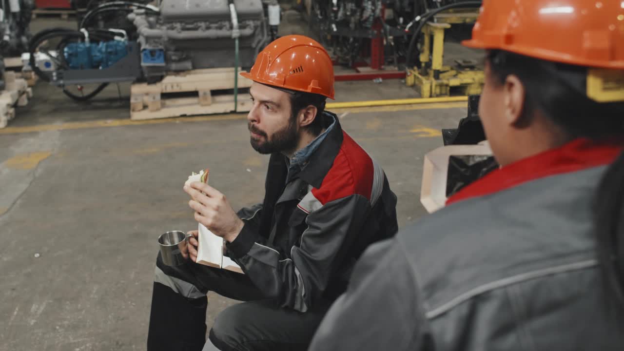 同事在工厂吃午餐视频素材