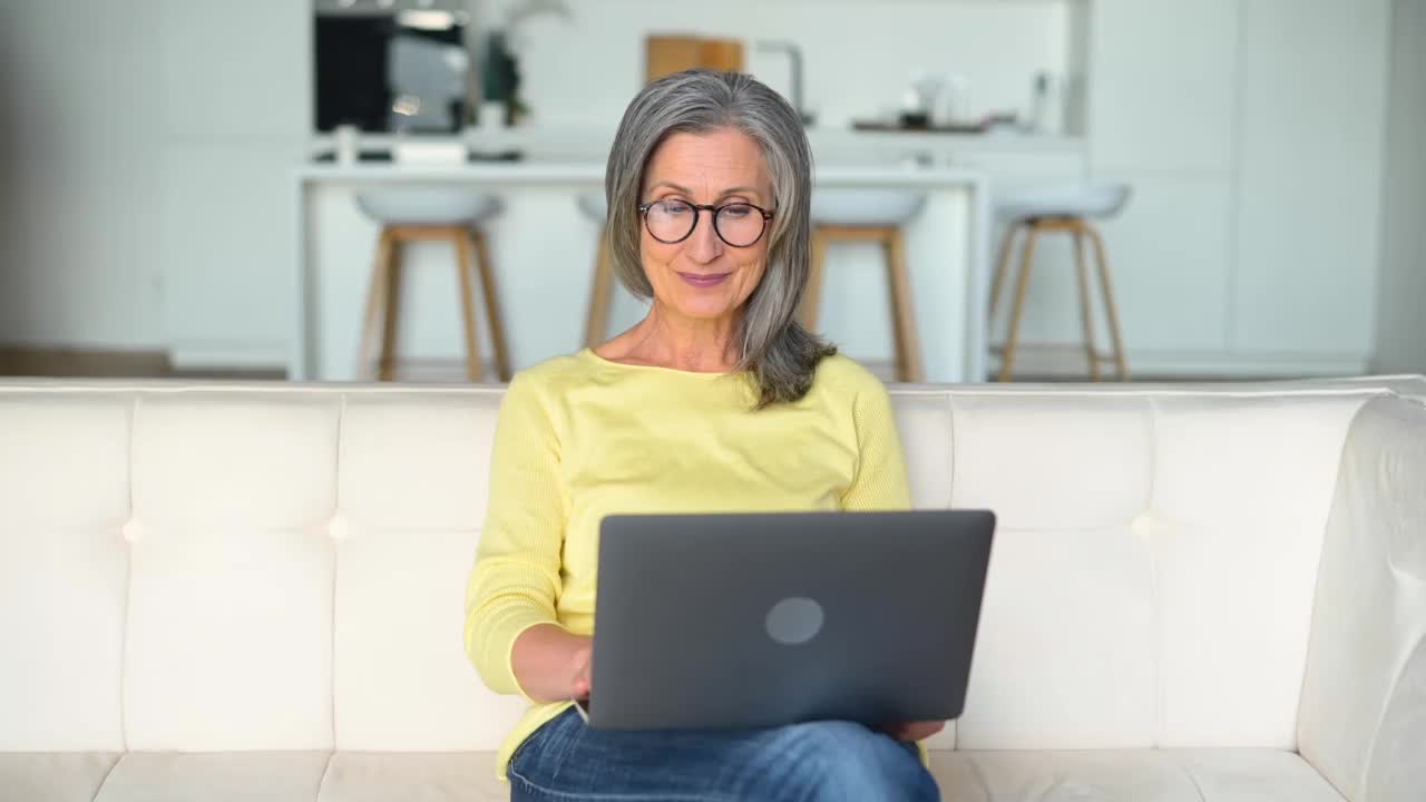 开朗自信的女性使用笔记本电脑进行视频连接，远程会议视频素材