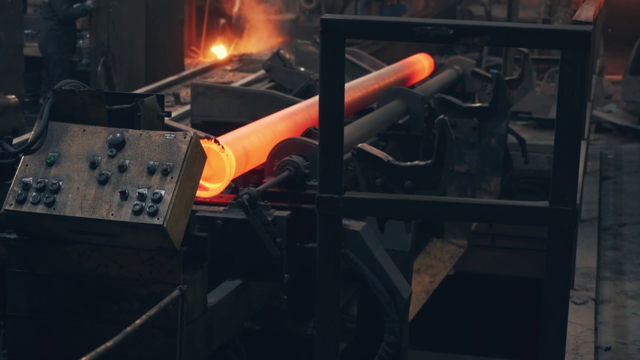 冶金厂金属管件的铸造和生产工艺。红热圆管只铸视频素材
