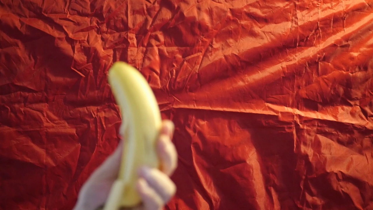 剥香蕉。视频素材