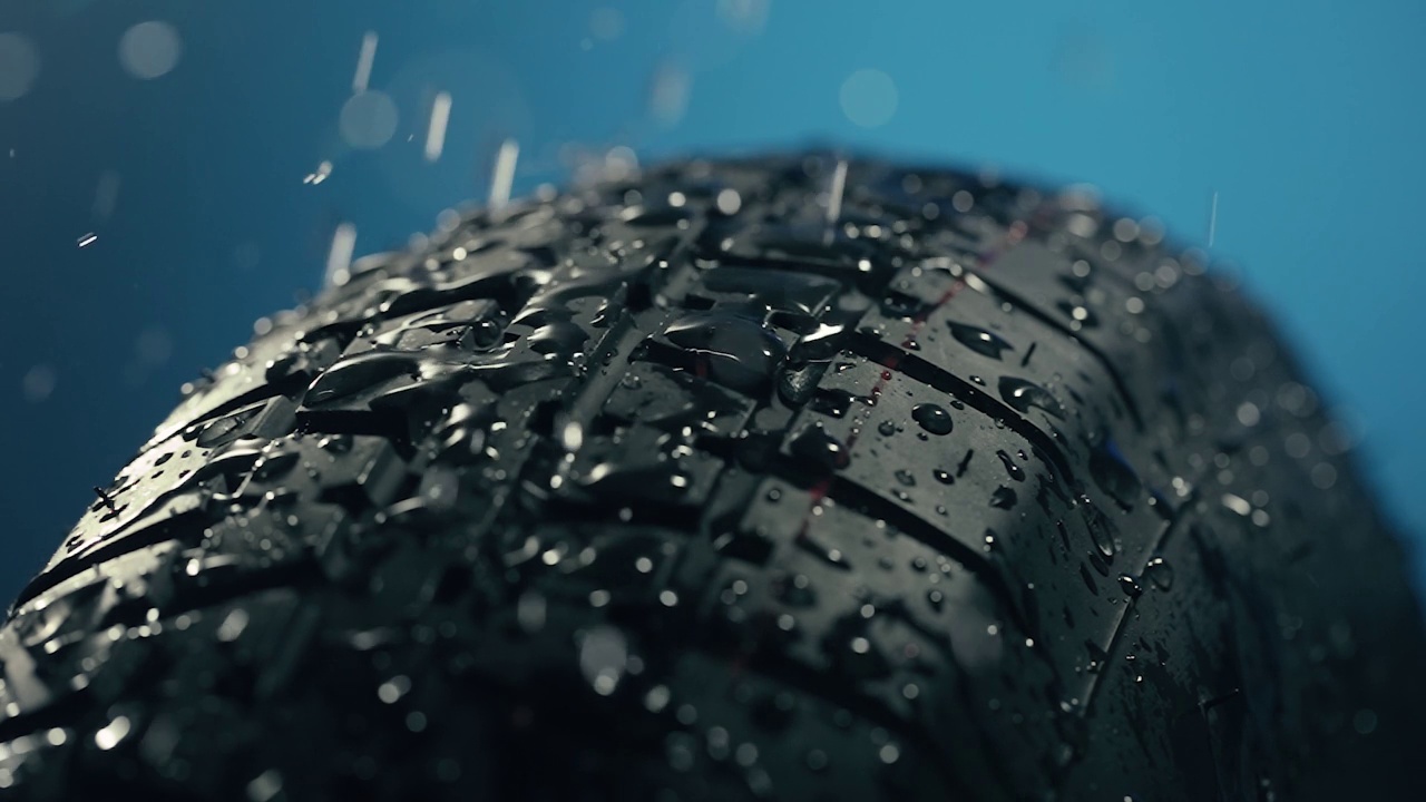 水滴在汽车轮胎上视频素材