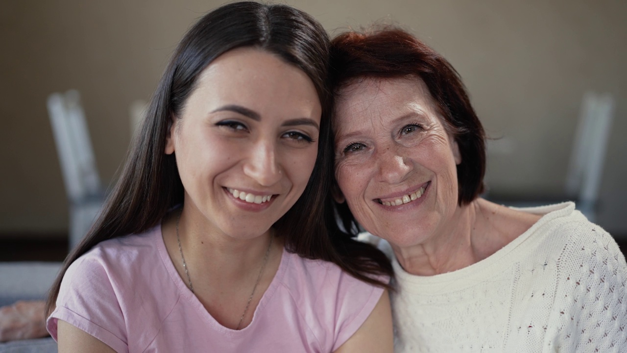 幸福的老年母亲和成年的女儿视频素材