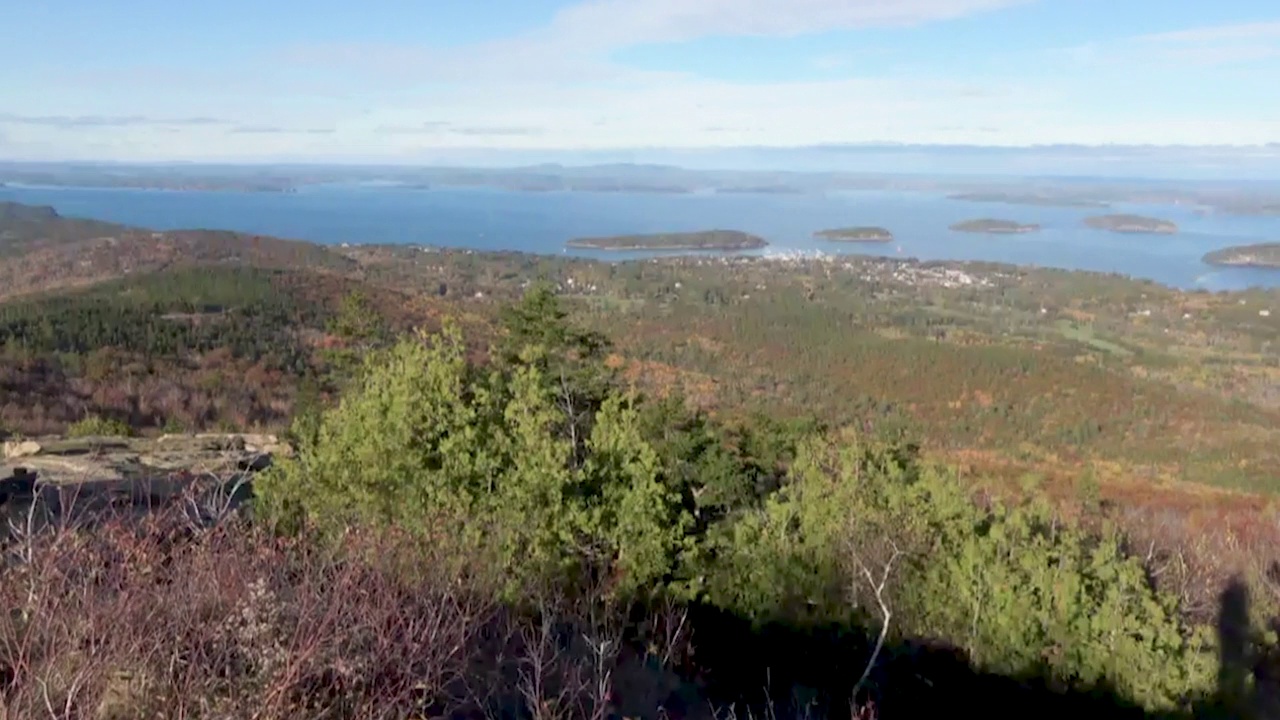 从美国缅因州的卡迪拉克山俯瞰阿卡迪亚国家公园视频素材