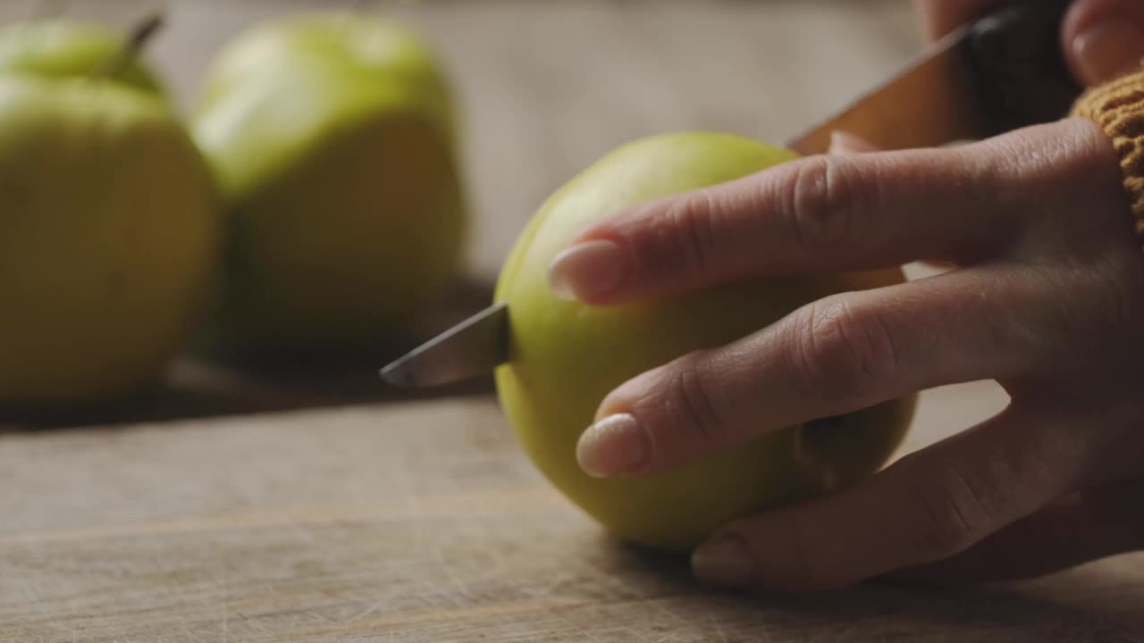 用刀切新鲜的青苹果视频素材