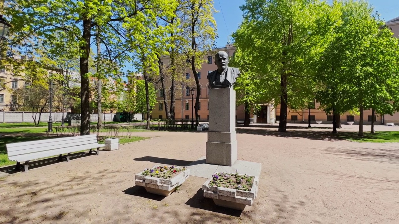 俄罗斯圣彼得堡，一个晴朗的晴天，卡门努斯托夫斯基大道附近的公园里的弗拉基米尔·伊里奇·列宁纪念碑视频素材