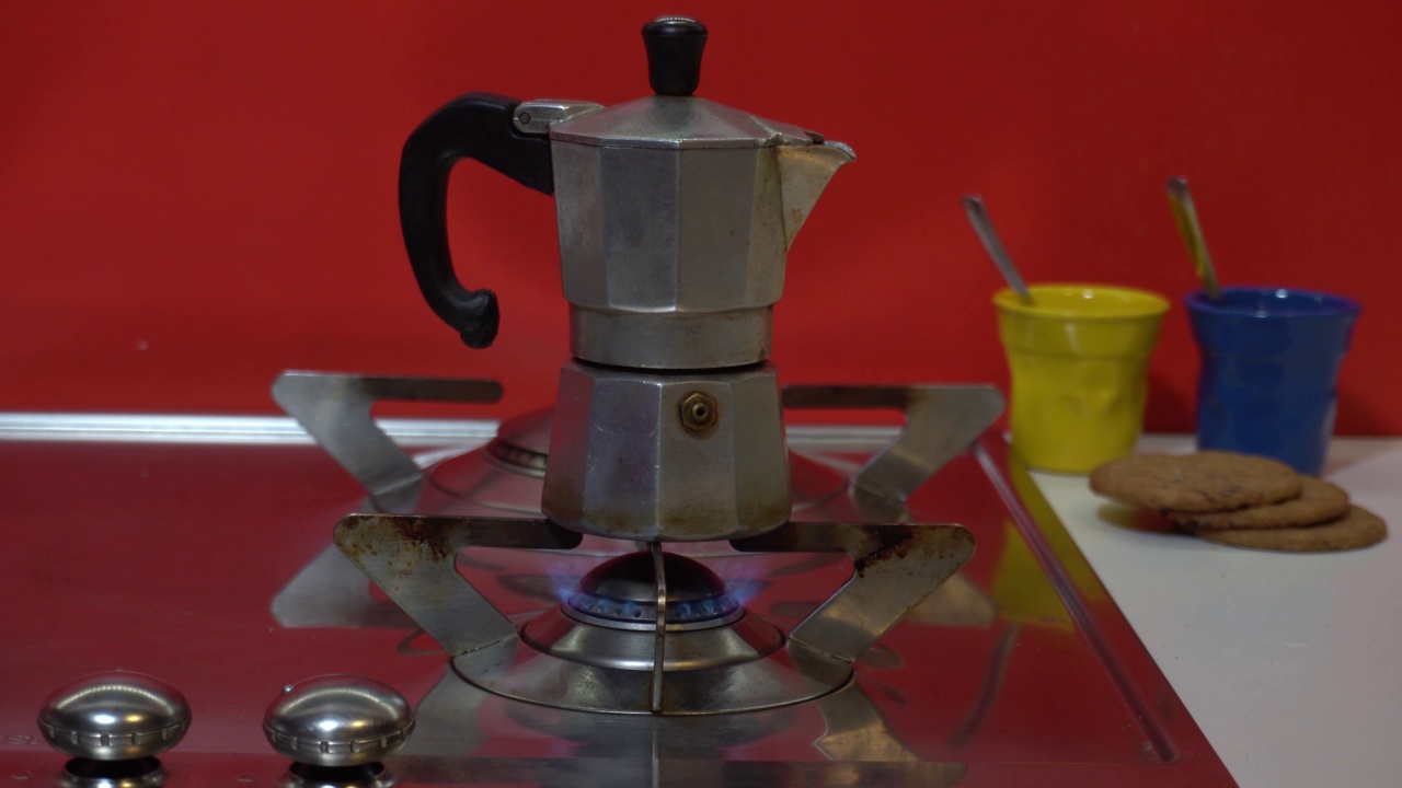Moka Pot咖啡，意大利咖啡机调制的Moka Pot咖啡-早晨唤醒和早餐视频素材