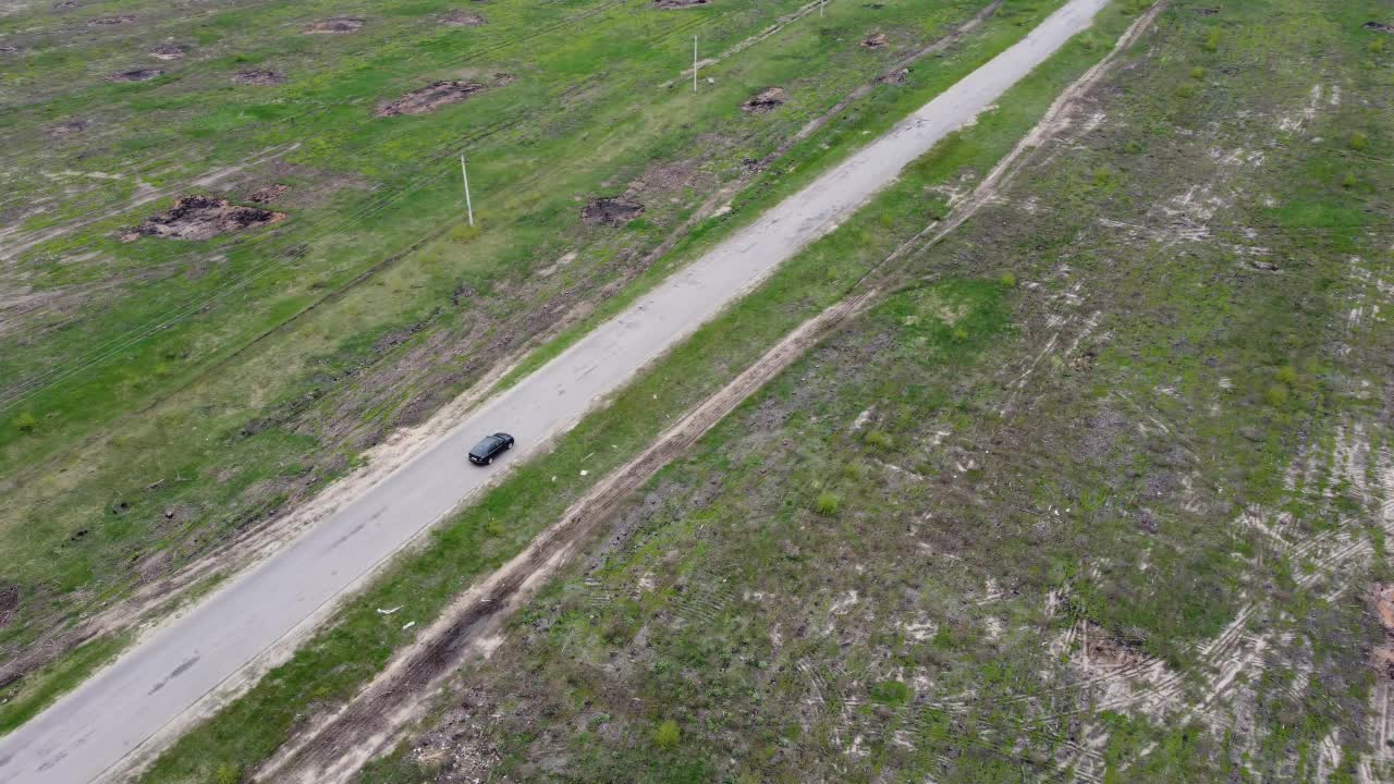 一辆孤零零的汽车在郊外空旷的道路上行驶视频素材