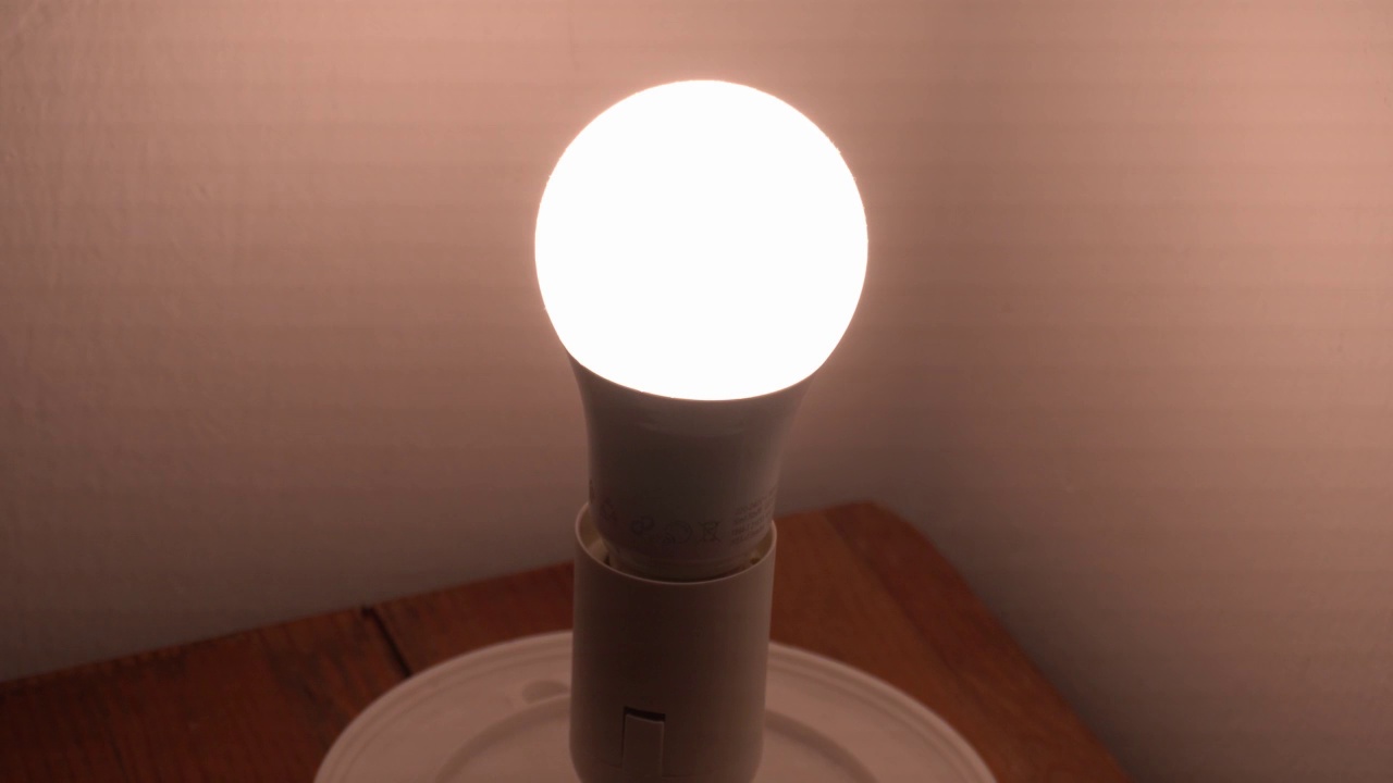 无线遥控Led灯泡变色-色温和白平衡视频素材