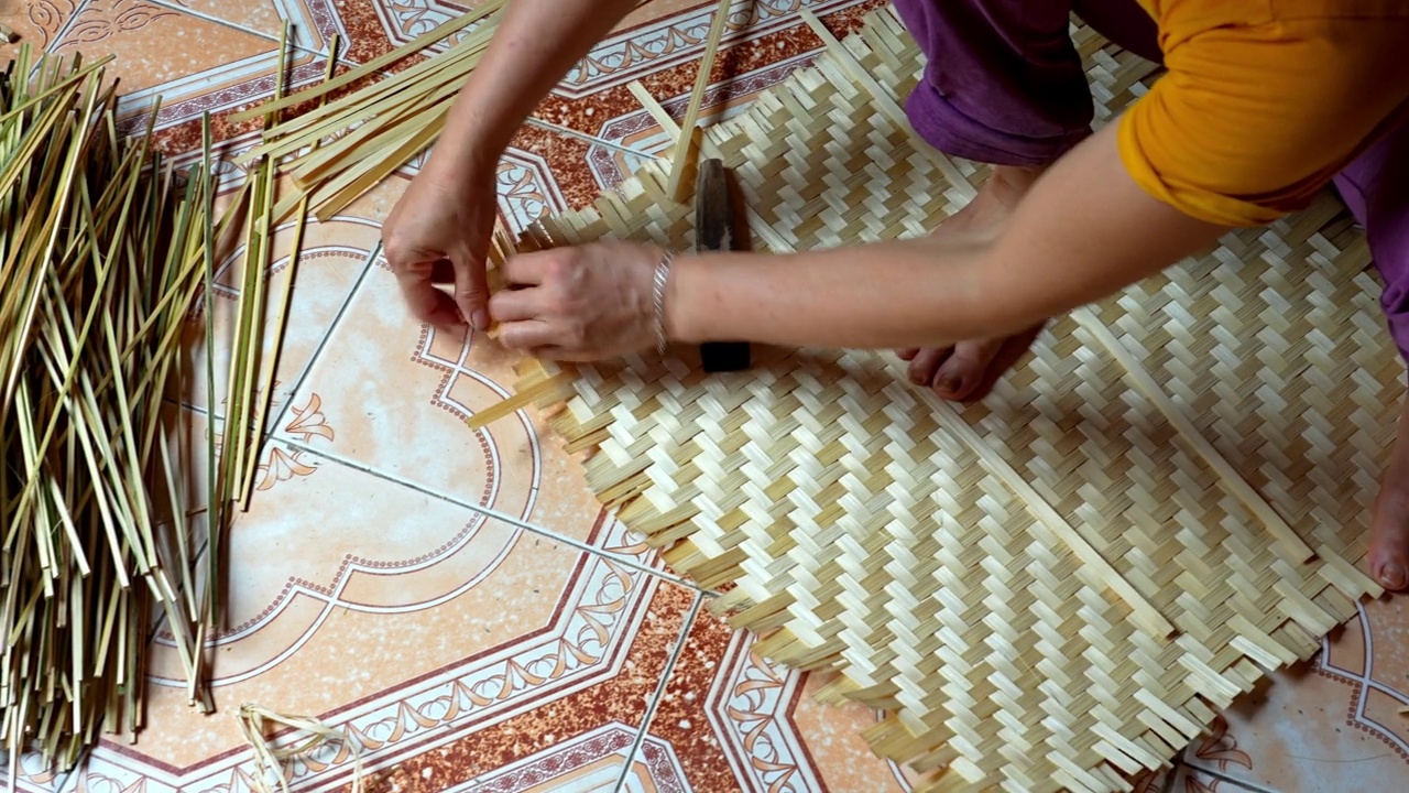 传统的莎草柳条手工制作，用手和脚编织。视频素材