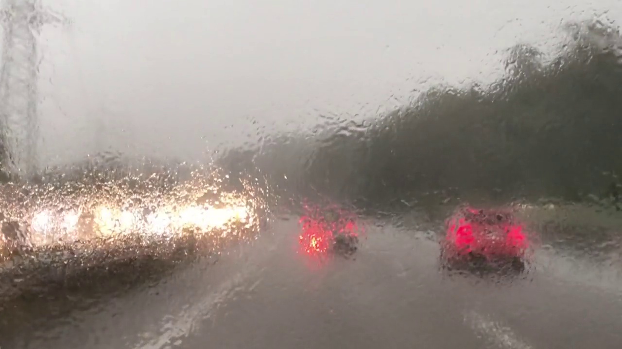 在雨中开车视频素材