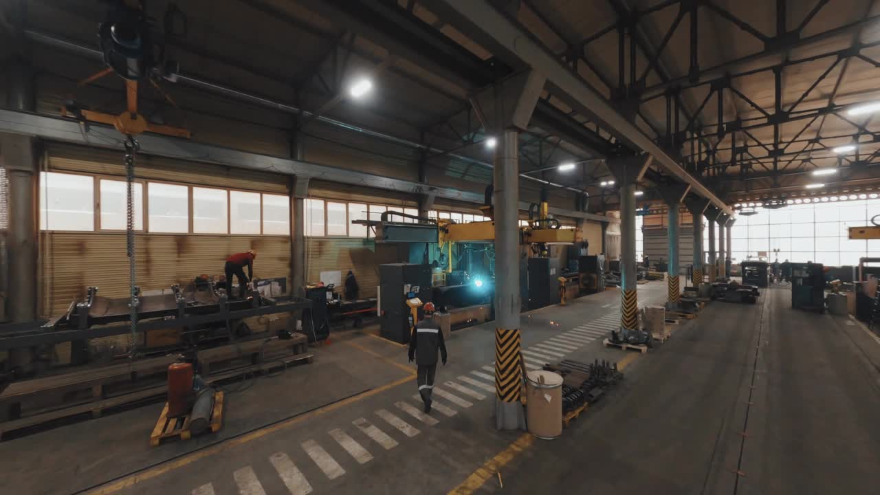 工厂机器人焊接视频素材