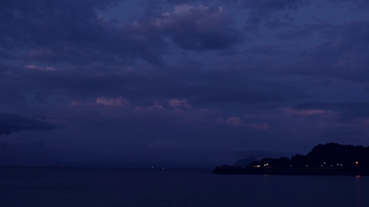 夜晚海面上有紫色的云视频素材