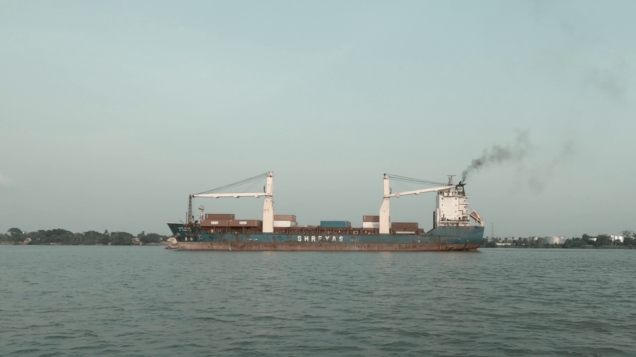 一艘大型集装箱货船在恒河上行驶。Bauria Ferry Ghat，加尔各答，西孟加拉邦印度，南亚太平洋视频素材