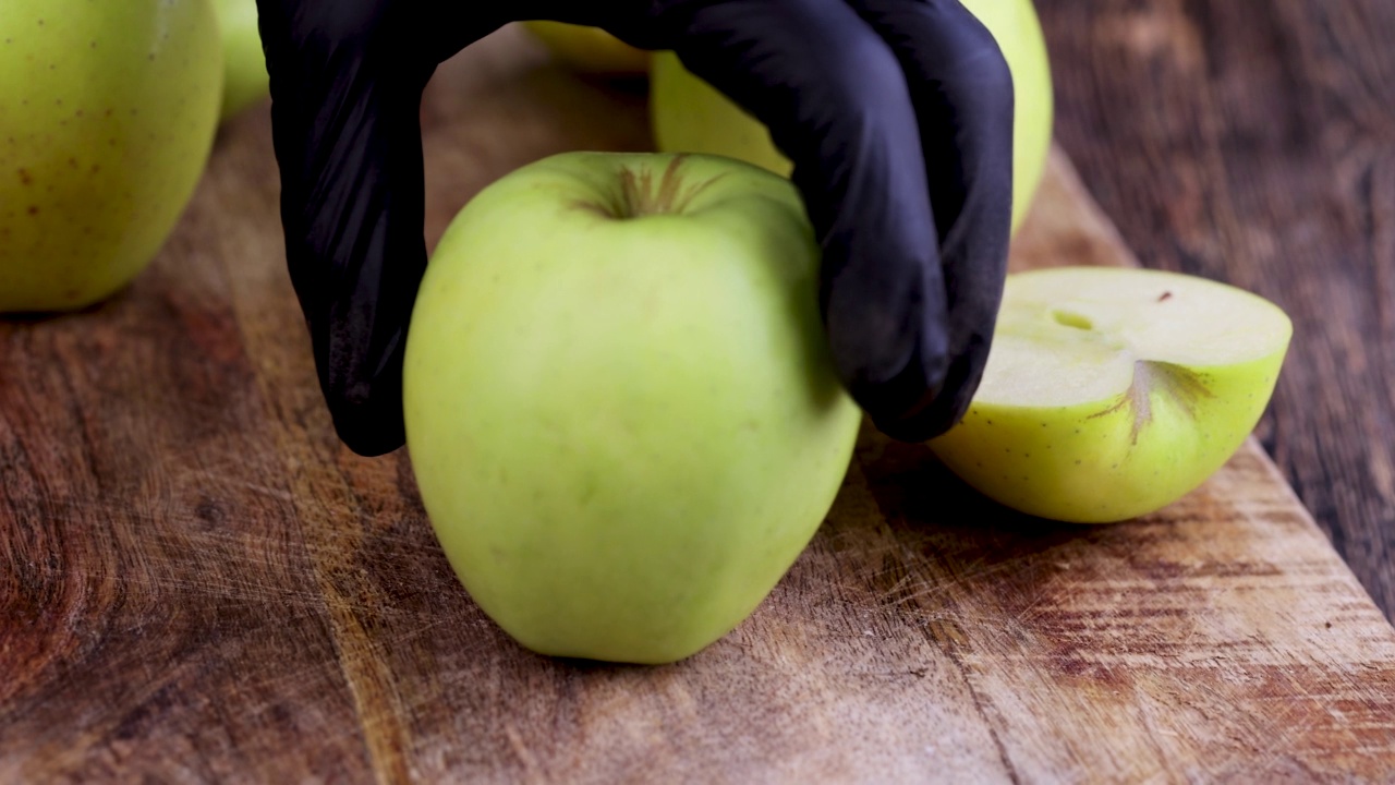 煮的时候把一个青苹果连皮放在砧板上视频素材