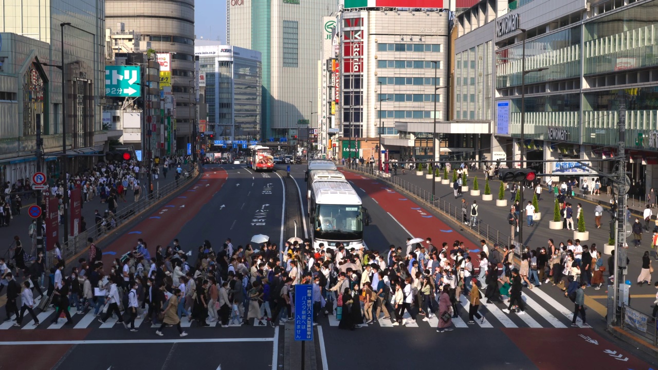 日本东京新宿站南出口附近，一群人穿过海道大道视频素材