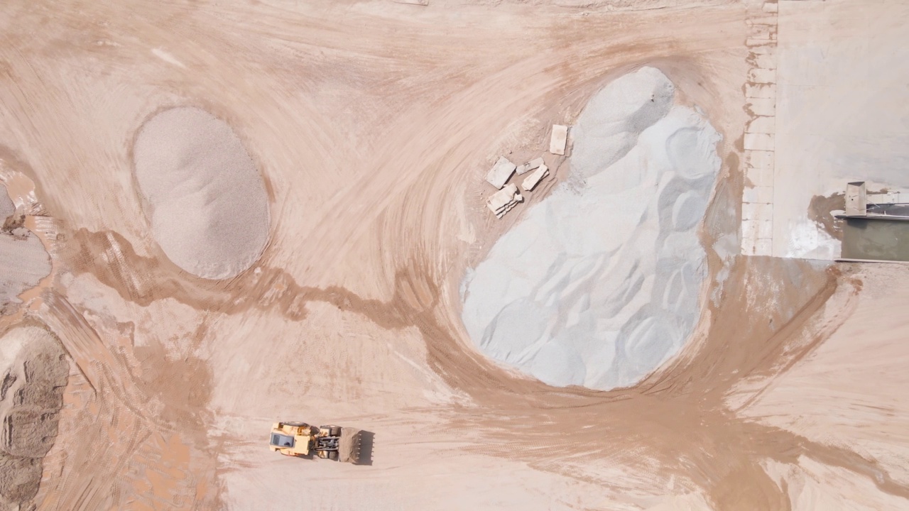 采石场装载沙子的黄色推土机视频素材