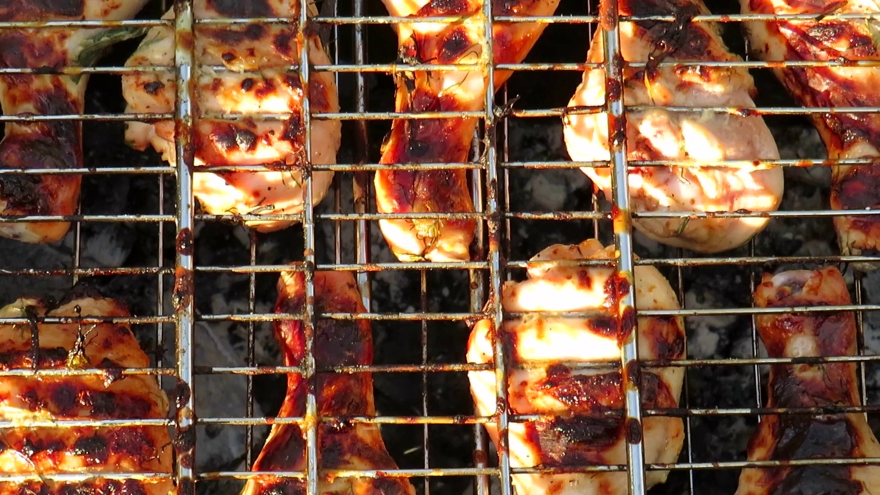 烤鸡腿在炭火上烤制特写视频素材
