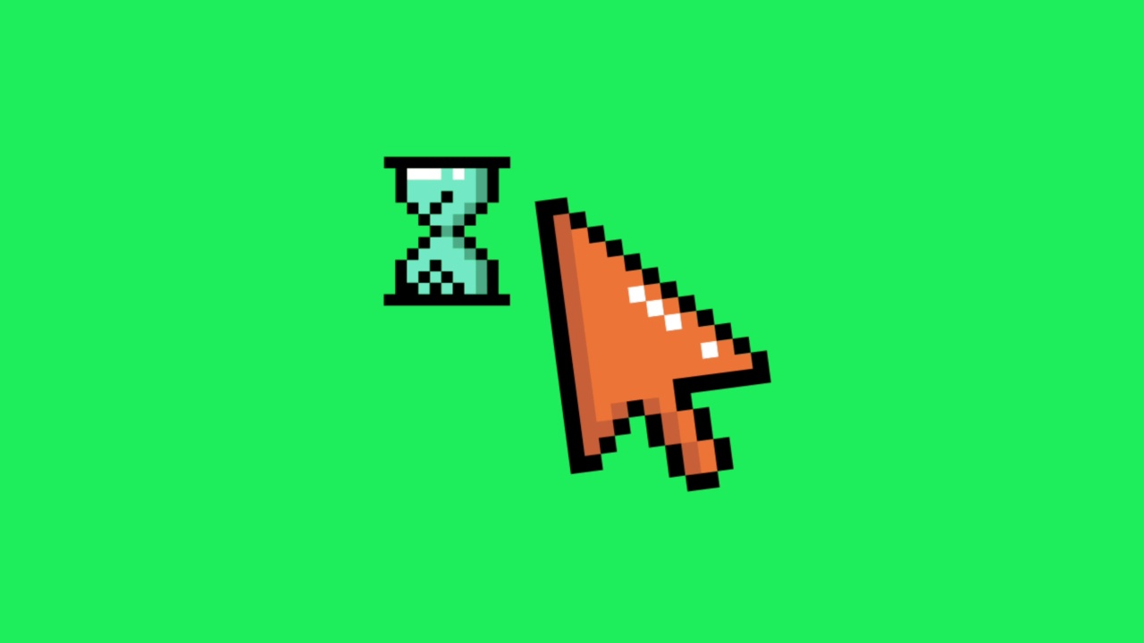 动画橙色鼠标光标隔离在绿色背景上。视频素材