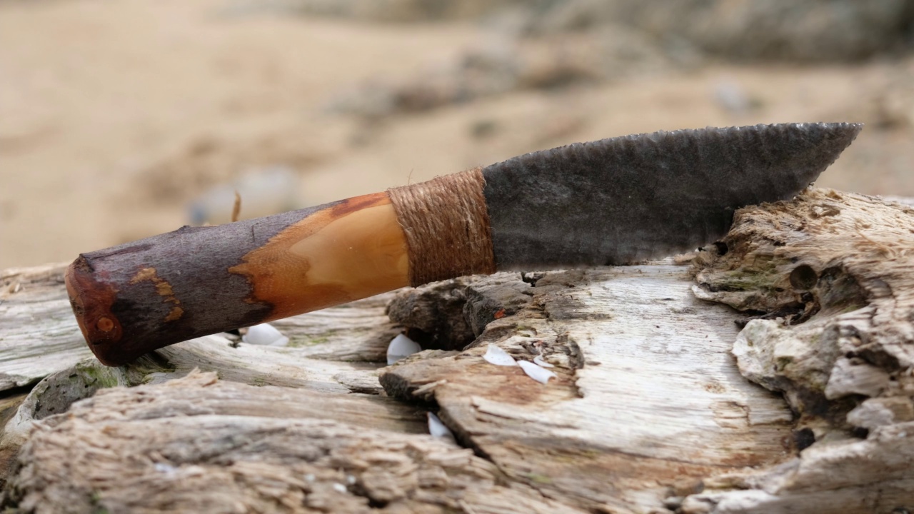 大多数黑曜石刀是由自己发现火山玻璃的人手工制作的视频素材
