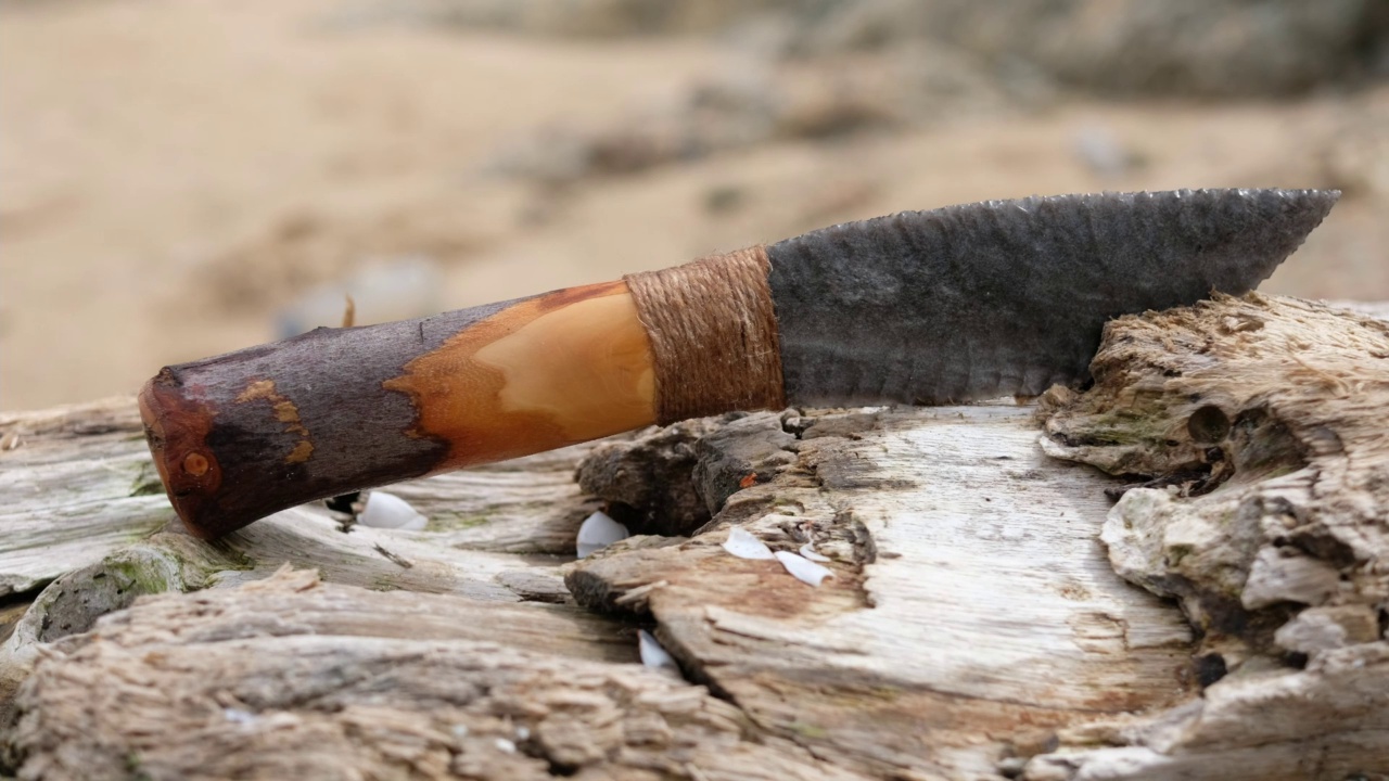 大多数黑曜石刀是由自己发现火山玻璃的人手工制作的视频素材