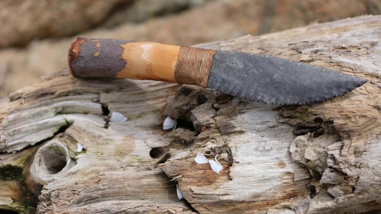 石器时代手工制作的黑曜石刀艺术石刀视频素材