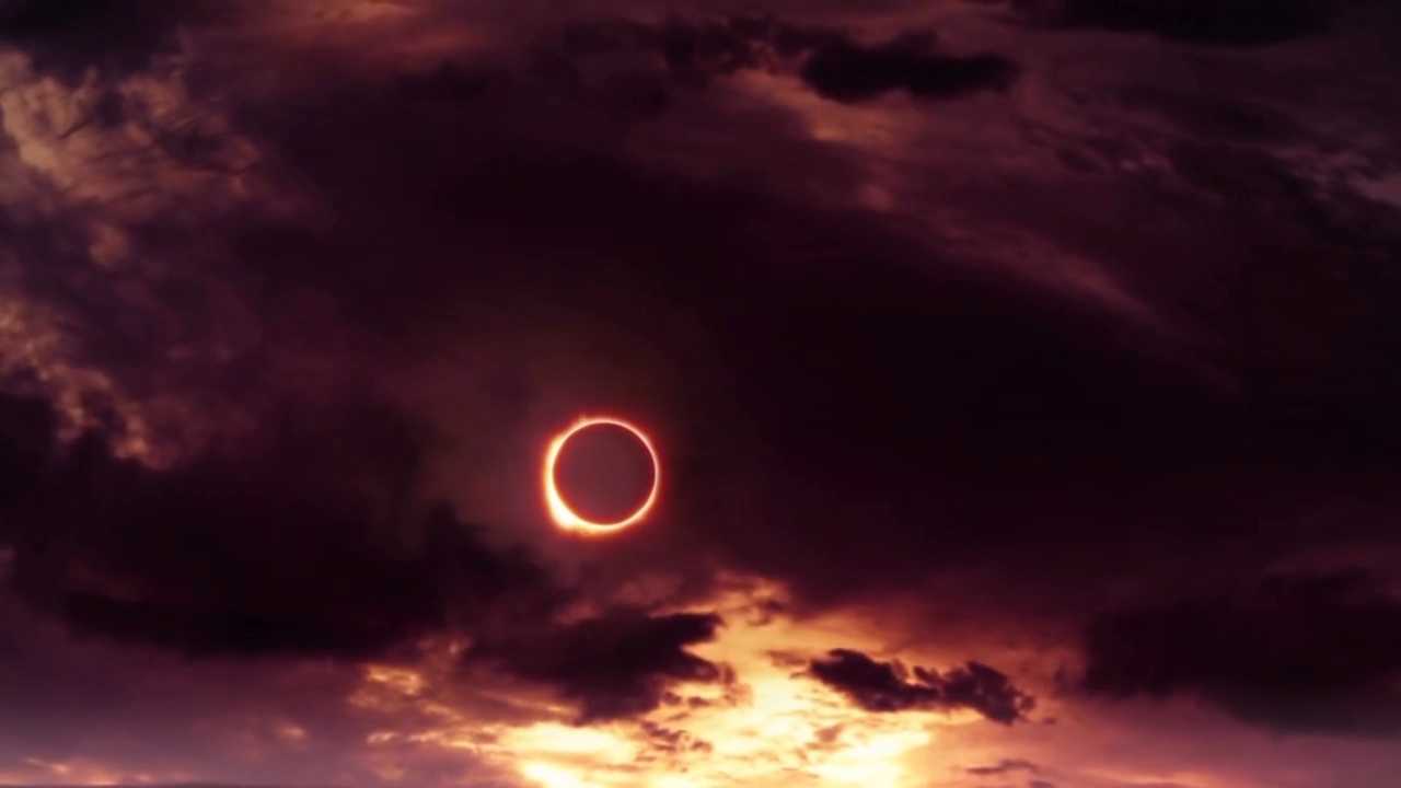 以日食为背景的延时黑色天空风格的幻想。视频素材