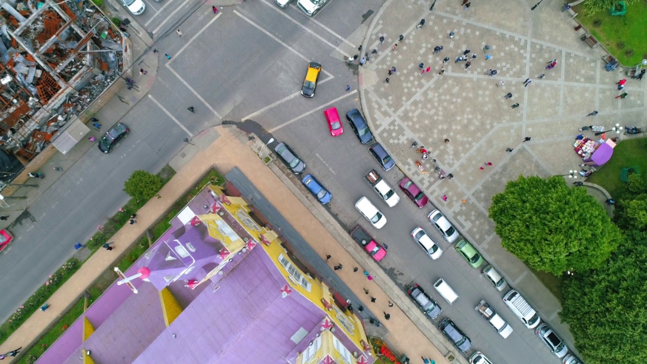 空中顶向前拍摄的紫色屋顶的圣弗朗西斯科-卡斯特罗，智利视频下载