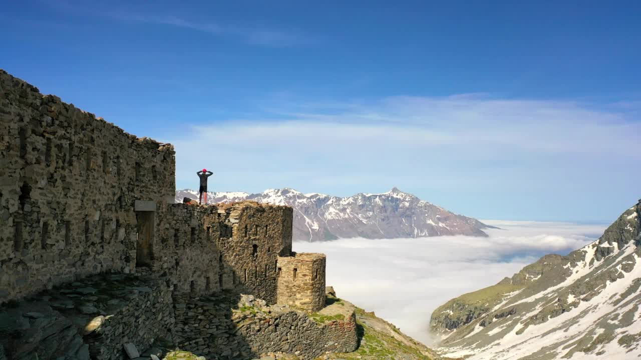 空中向前拍摄的人在冬天从山上的老堡看戏剧性的云-瓦尔塞尼，法国视频下载